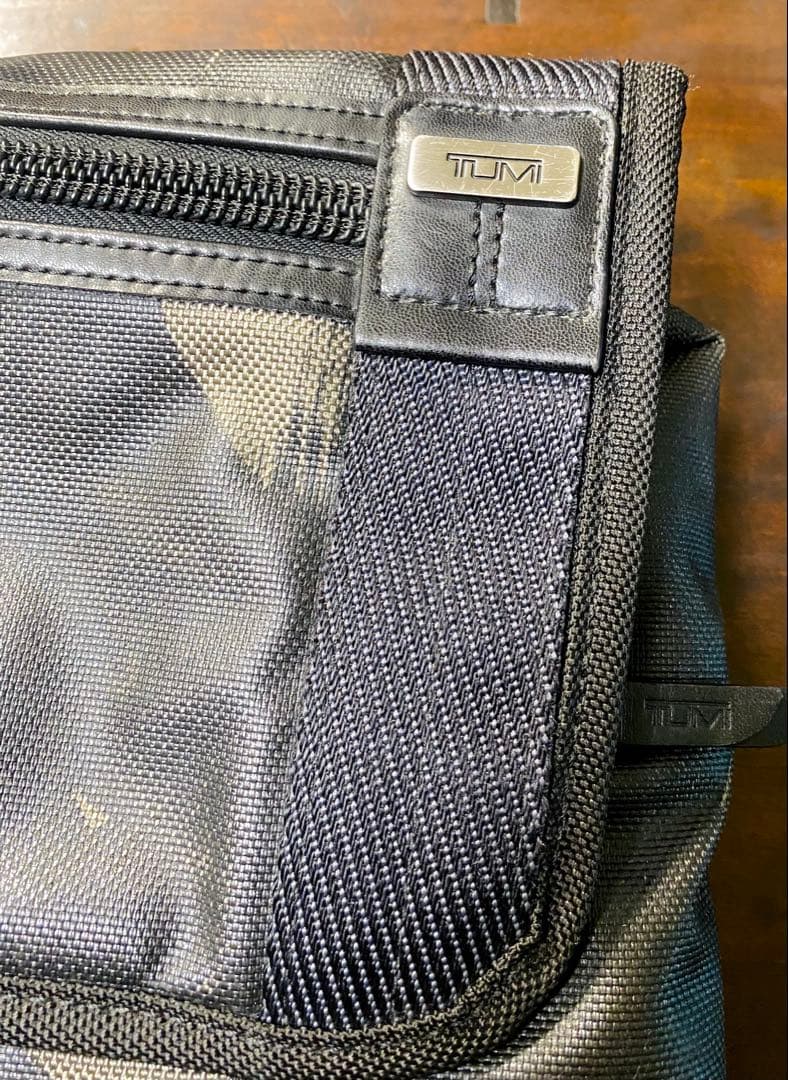 トゥミ TUMI ALPHA BRAVO ショルダーバッグ 黒/カモフラ柄