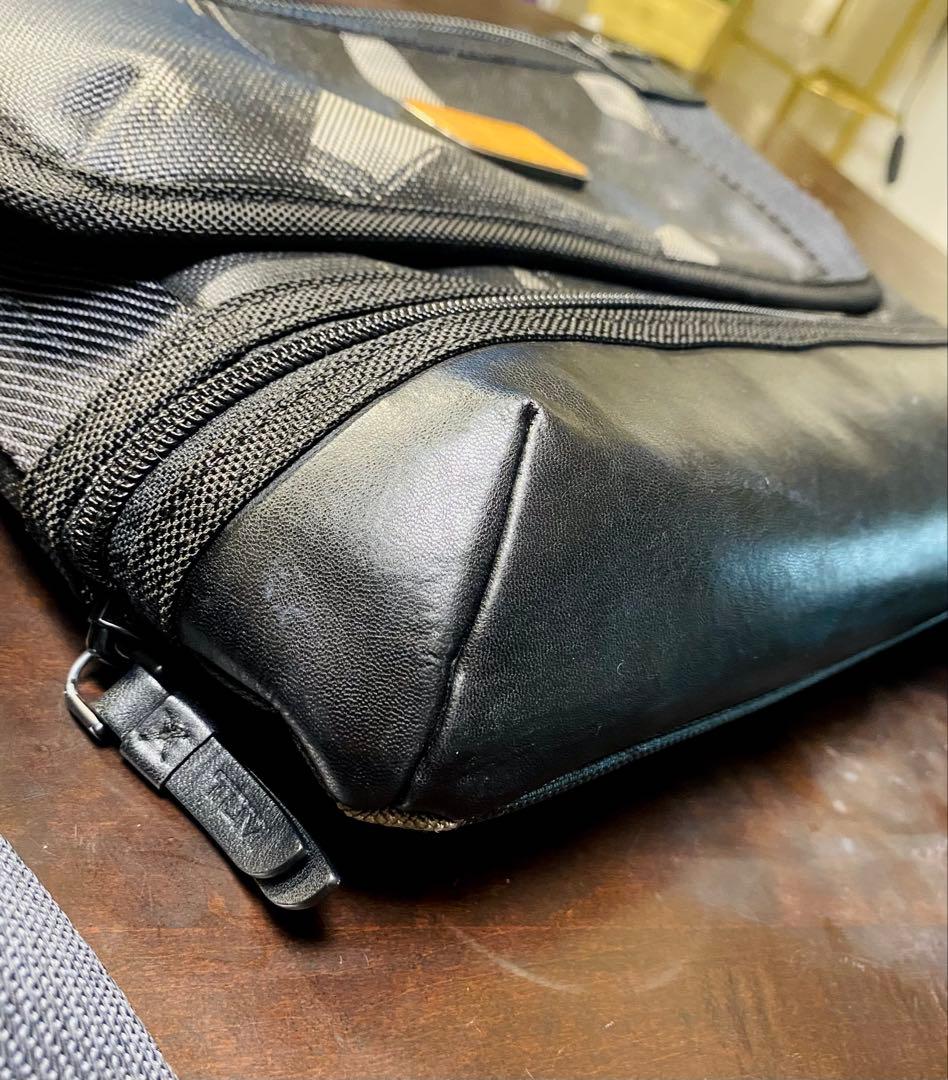 トゥミ TUMI ALPHA BRAVO ショルダーバッグ 黒/カモフラ柄