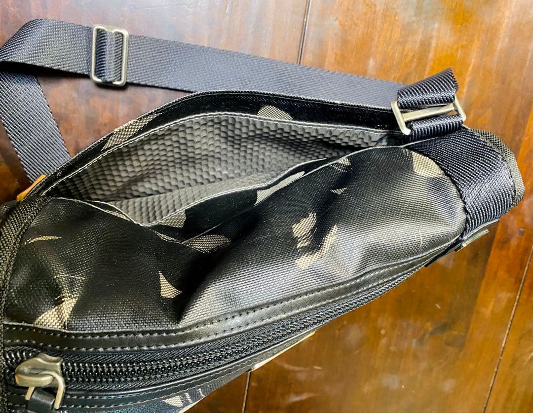 トゥミ TUMI ALPHA BRAVO ショルダーバッグ 黒/カモフラ柄