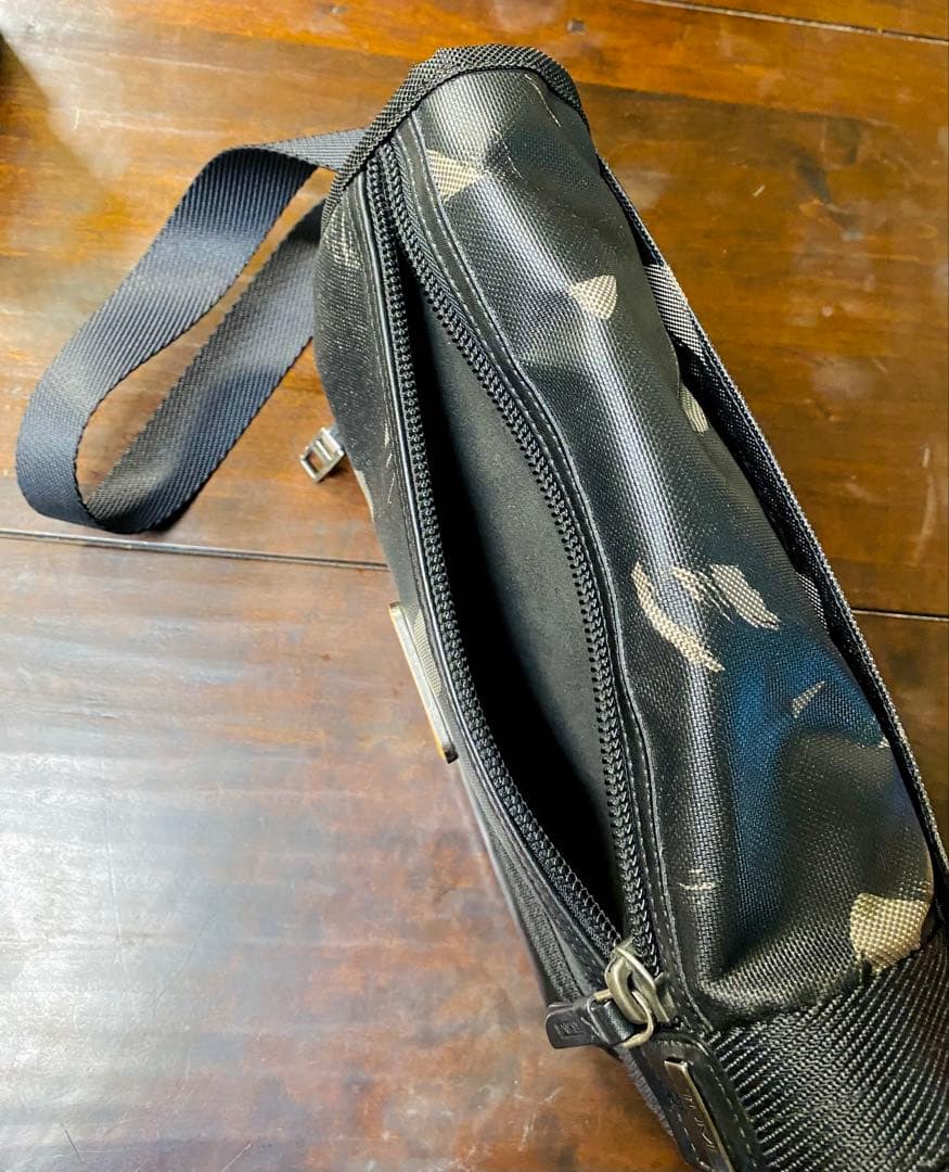 トゥミ TUMI ALPHA BRAVO ショルダーバッグ 黒/カモフラ柄