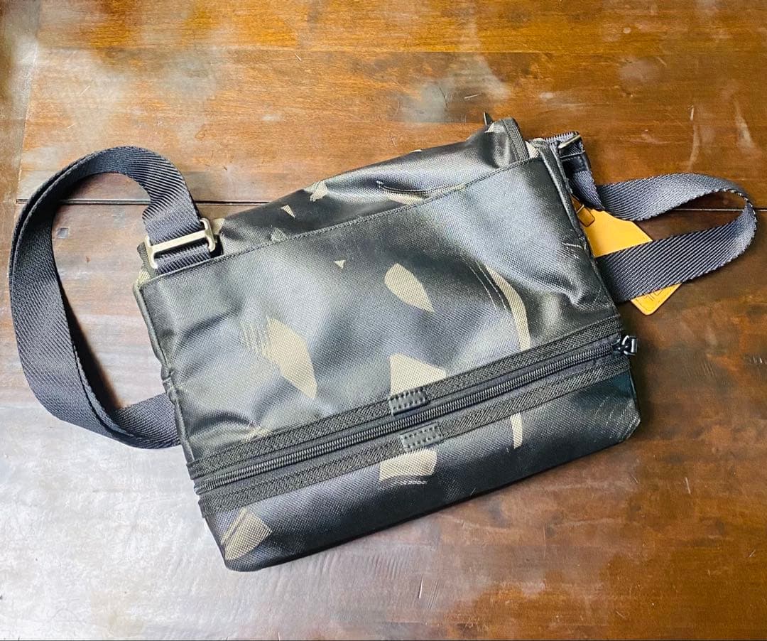 トゥミ TUMI ALPHA BRAVO ショルダーバッグ 黒/カモフラ柄