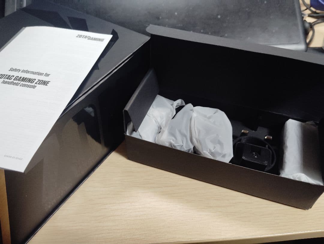 Windowsノート本体 ZOTAC GAMING ZONE Ryzen 7 8840U/16GB