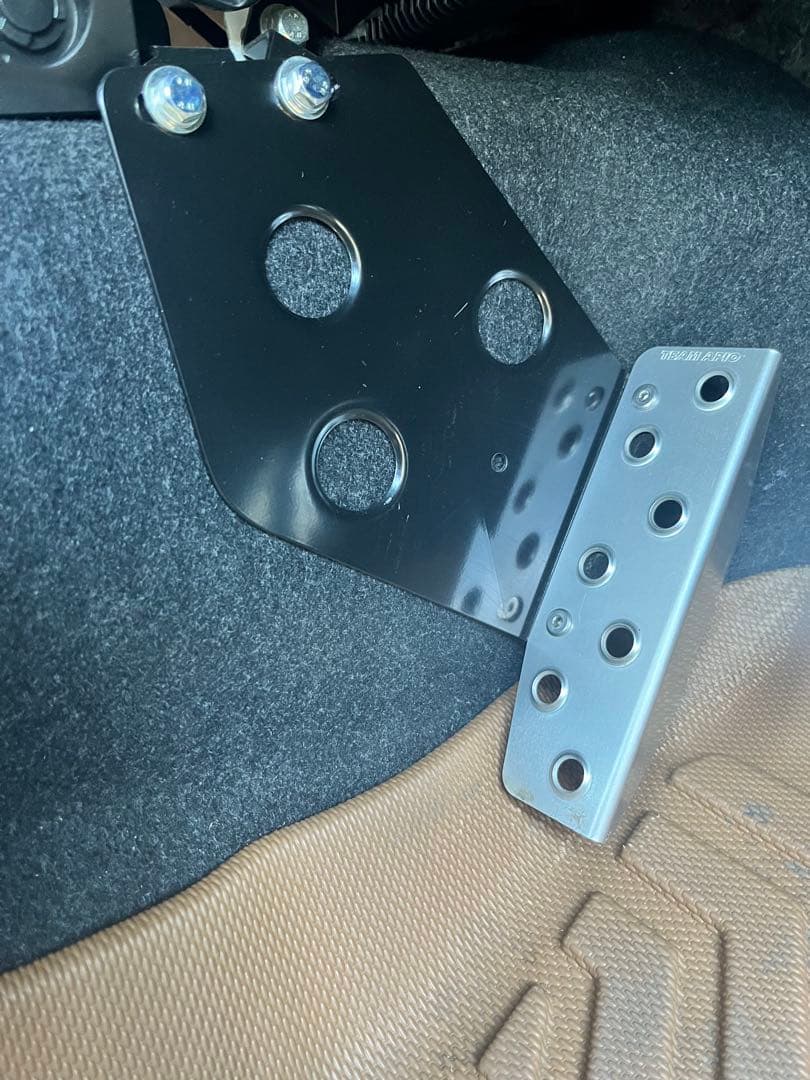 アピオMTドライバーズフットレスト・ジムニーJB64,JB74 4025-15C