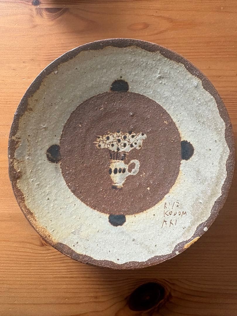 小泊良さん　やちむん　花瓶と花の絵柄の平皿