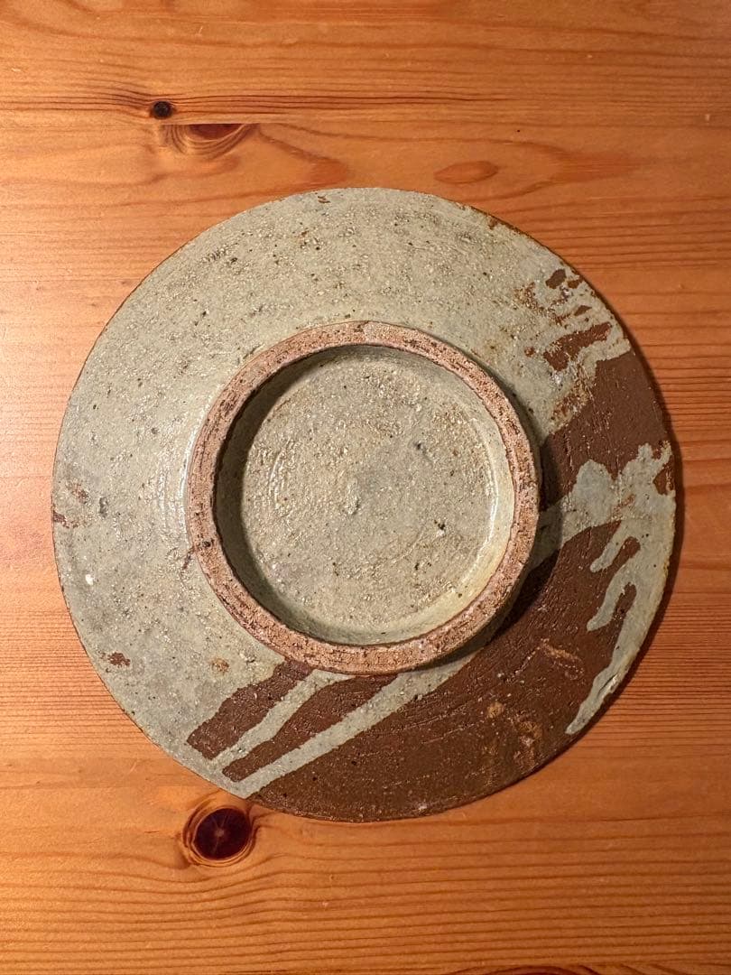 小泊良さん　やちむん　花瓶と花の絵柄の平皿