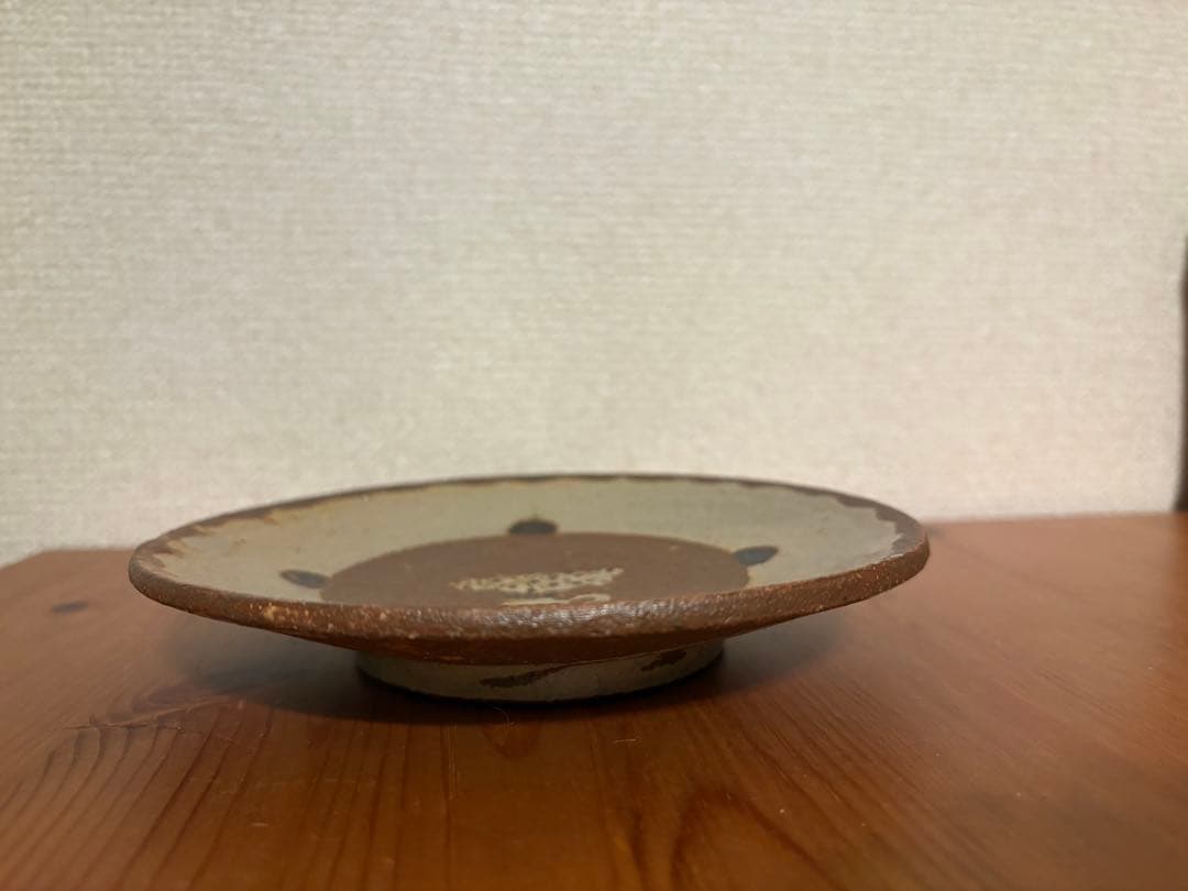 小泊良さん　やちむん　花瓶と花の絵柄の平皿