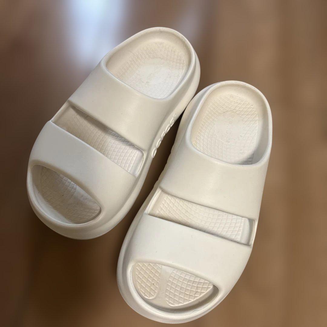 美品 OOFOS ウーフォス リカバリーサンダルCHALK 24cm(男女兼用)