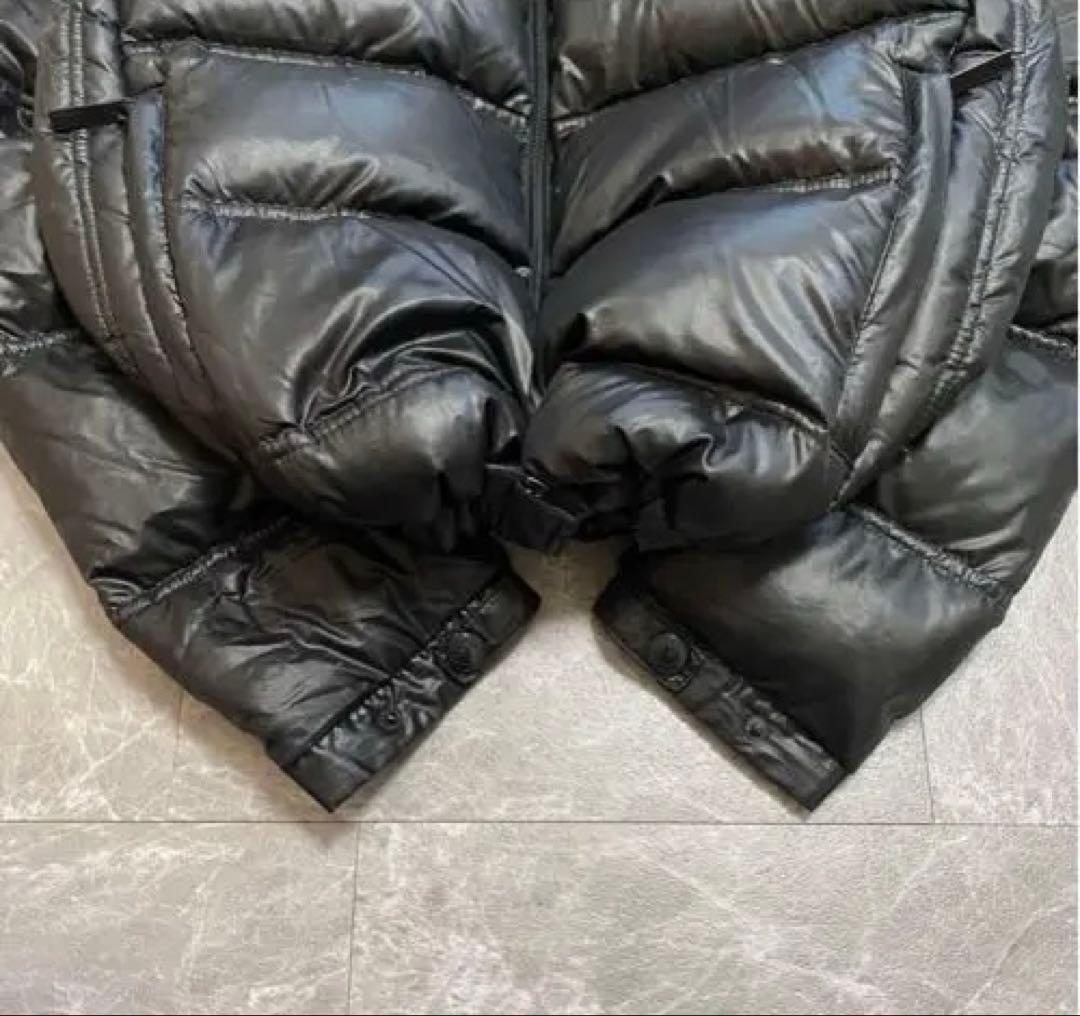 フード付き ブラック ダウンジャケット