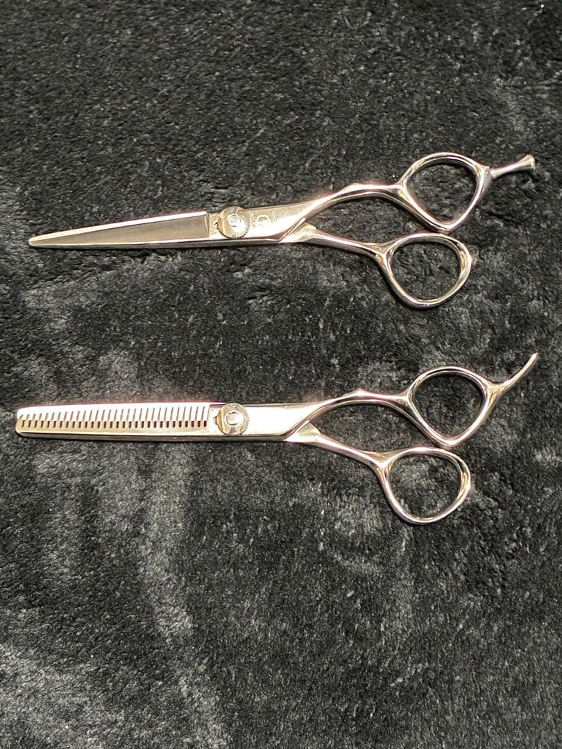 Mizutani 散髪用シザーとセニングシザー