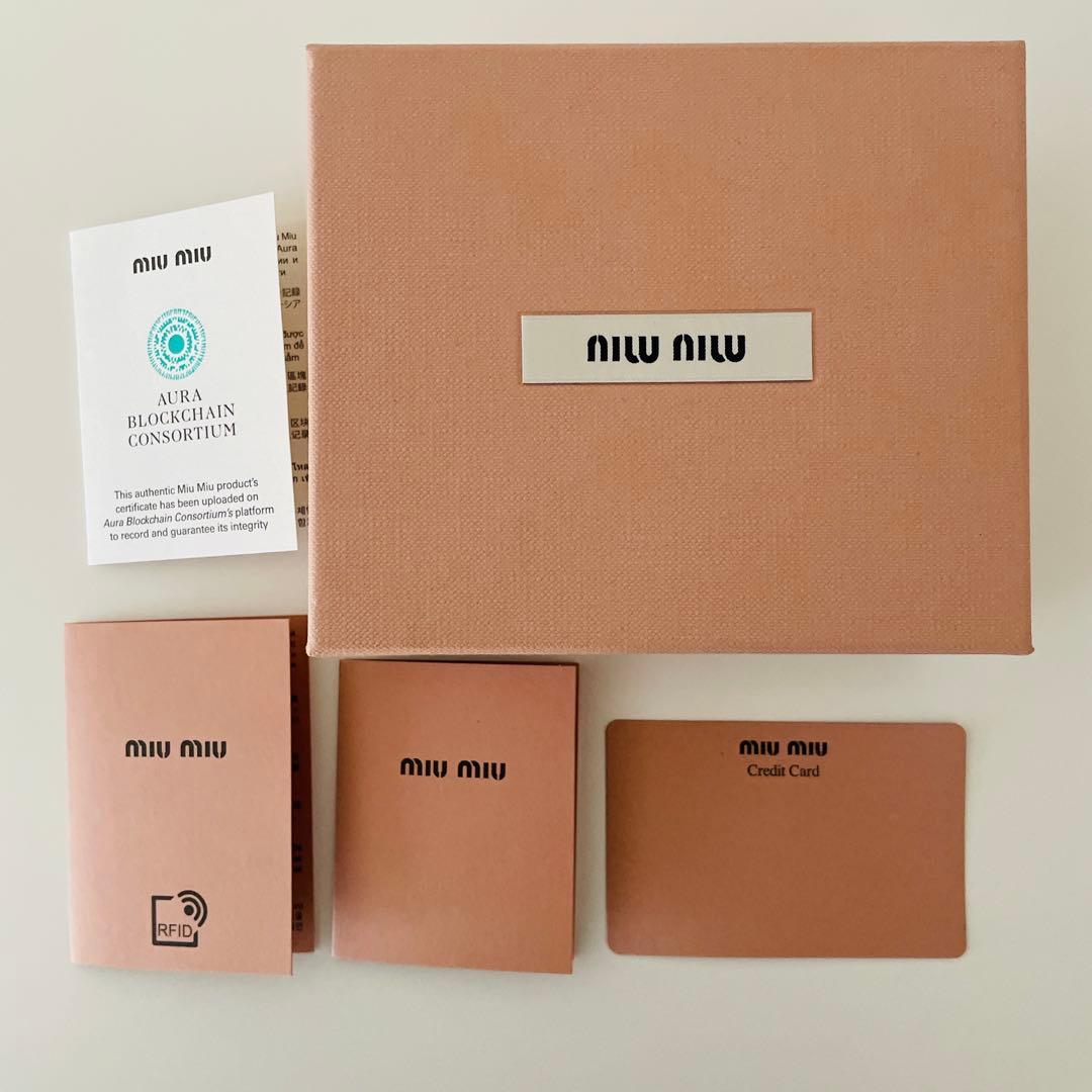 MIU MIU ミュウミュウ レザー 2つ折り財布 ブラック