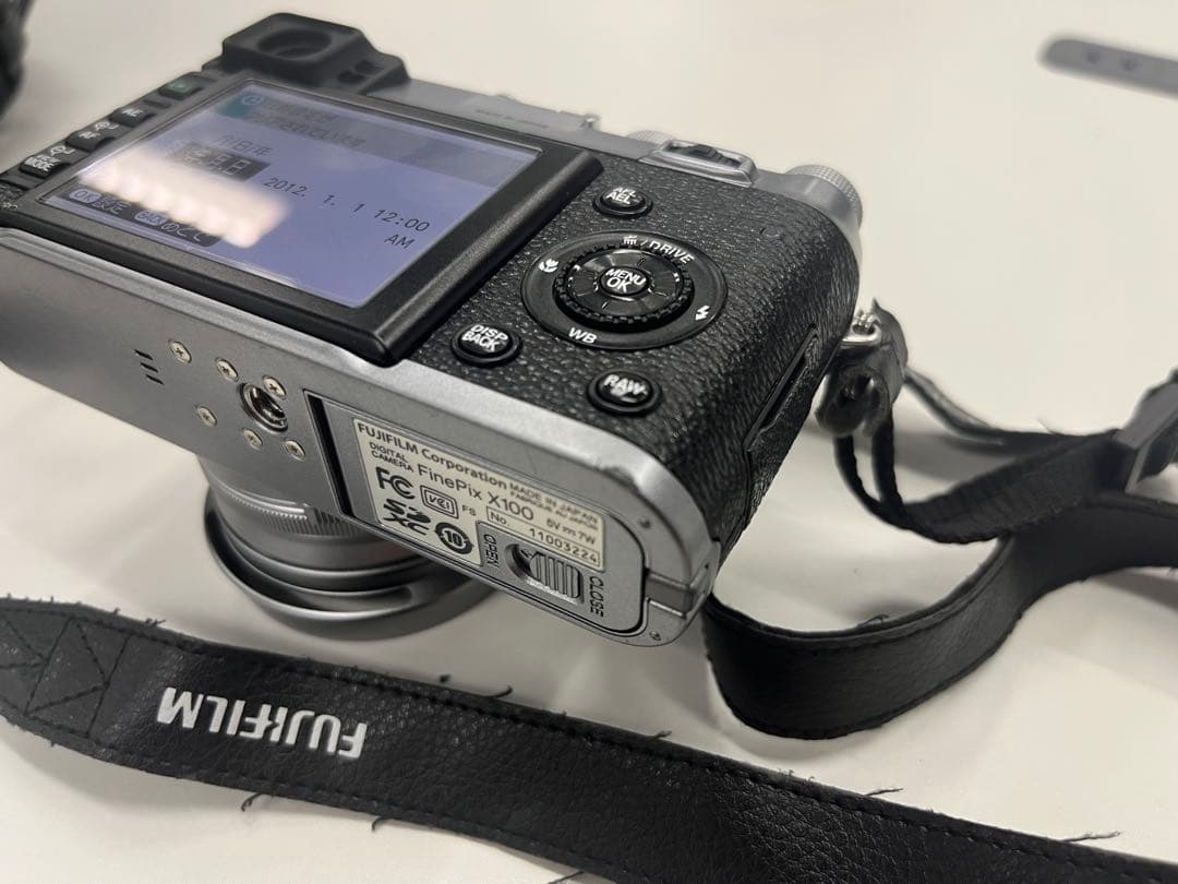 Fujifilm X100 レンジファインダーデジタルカメラ　シャッター数428