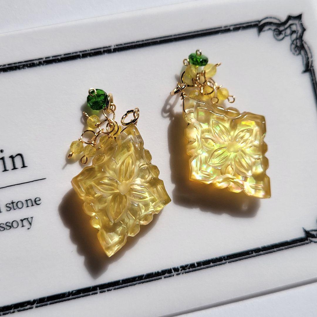 ハニーフラット様 イエローシェル×マザーオブパール フラワーカービングピアス