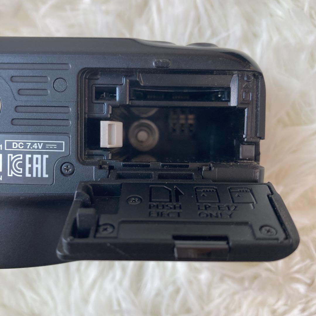 バッテリー2個付き　Canon kissX 7 デジタル一眼レフカメラ　ジャンク