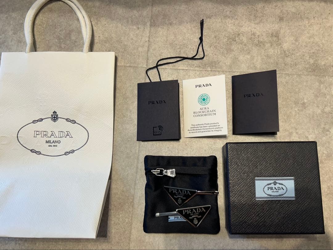 【正規品】PRADA トライアングル型ヘアピン 2個セット