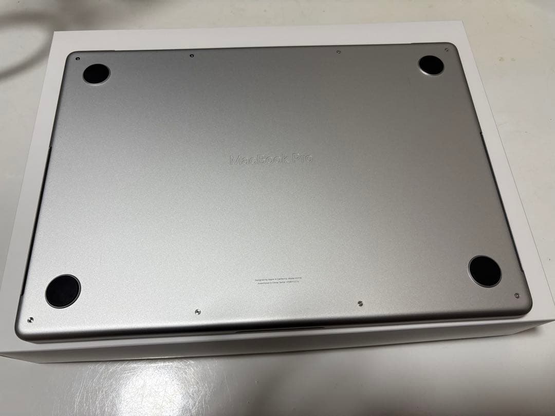 【極美品】MacBook Pro M2チップ 2024 1T SSD