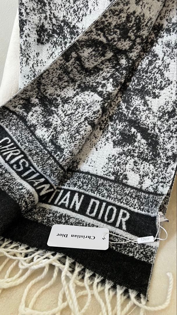 ロゴ柄 大判ストール ブラック×ホワイト フリンジ付き NEW