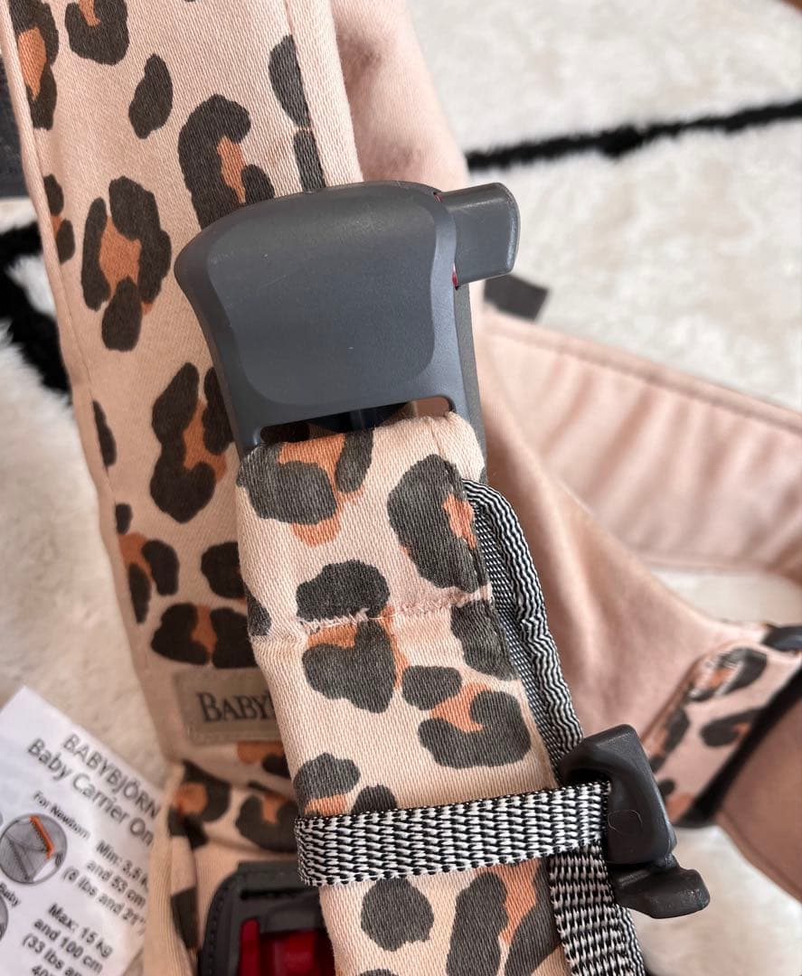 ベビービョルン　 抱っこ紐　ワンカイエアー　 ベージュレオパード　豹柄　ヒョウ柄