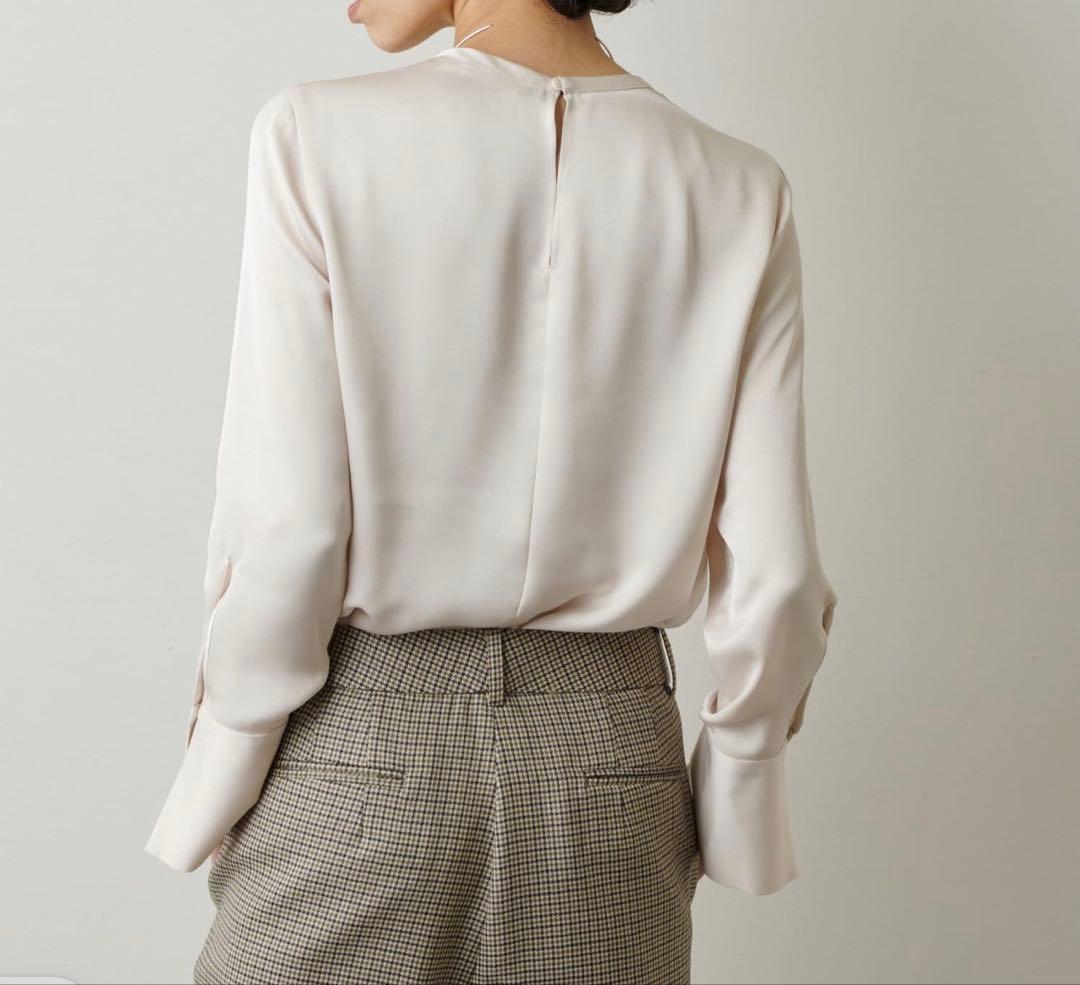 【ウィムガゼット】サテン　長袖　ブラウス　ブラック　クルーネック　黒　とろみ