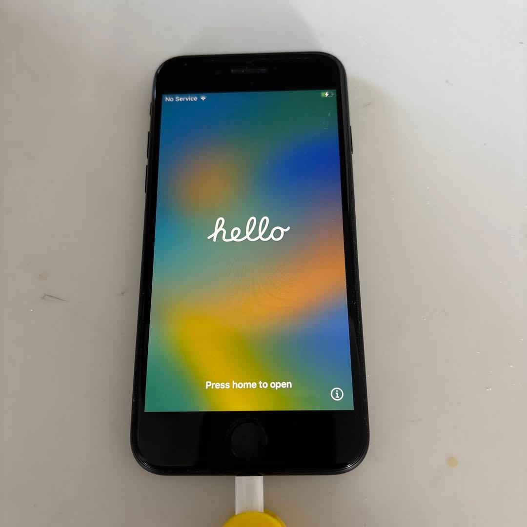 Apple iPhoneSEブラック 本体