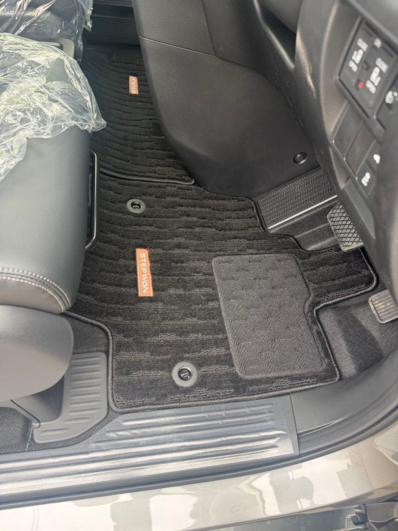 STEP WGN フロアカーペットマット スタンダードタイプ　新車外し。