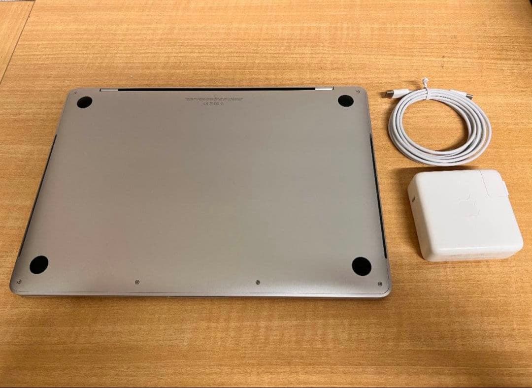MacBookPro 2020 13 i7 16/512GB 充放電回数230回