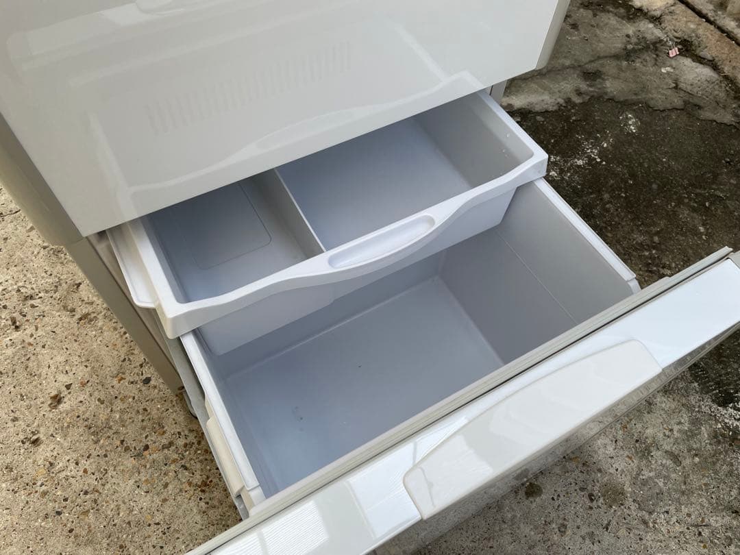 近隣配達可能　割と綺麗　HITACHI 300L 3ドア冷蔵庫　R-S30YMV