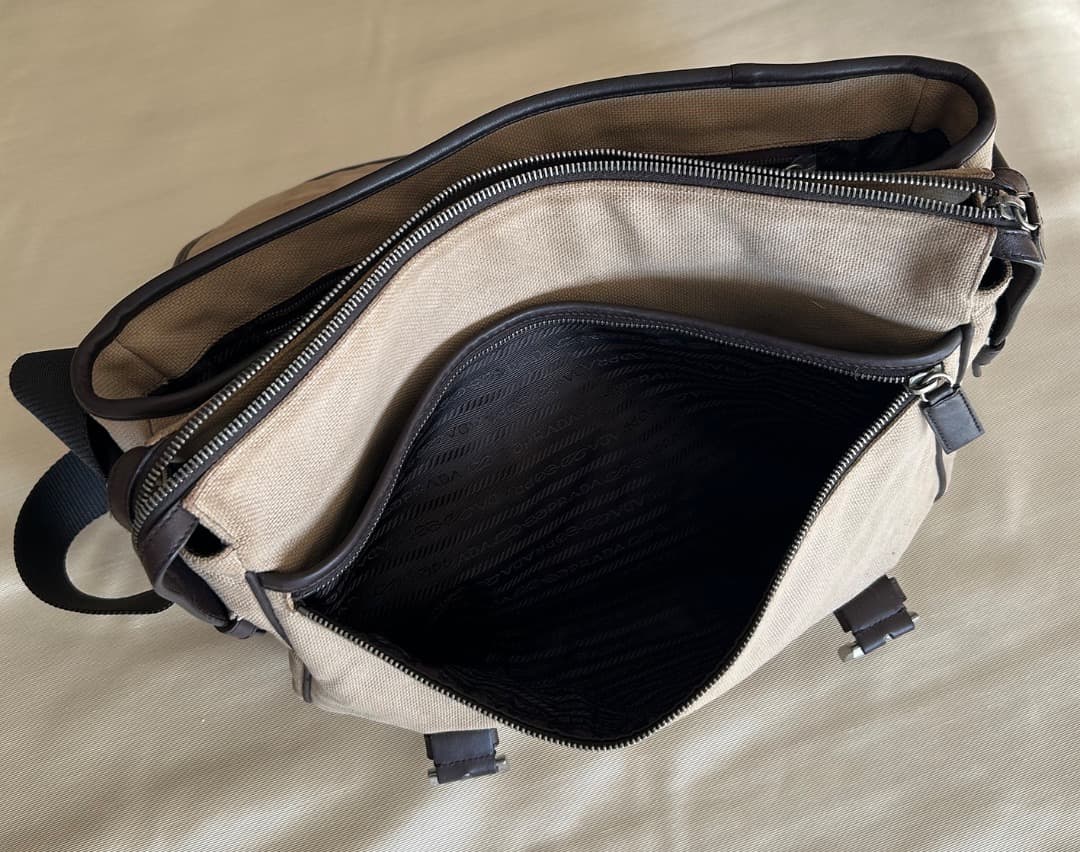 PRADA プラダ肩がけメッセンジャーバッグ（ショルダーバッグ）