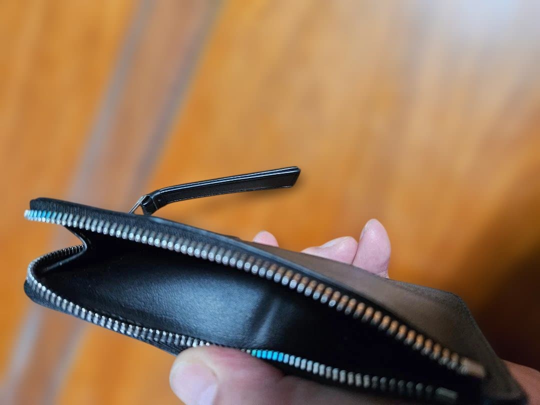 LOEWE黒いレザーケース