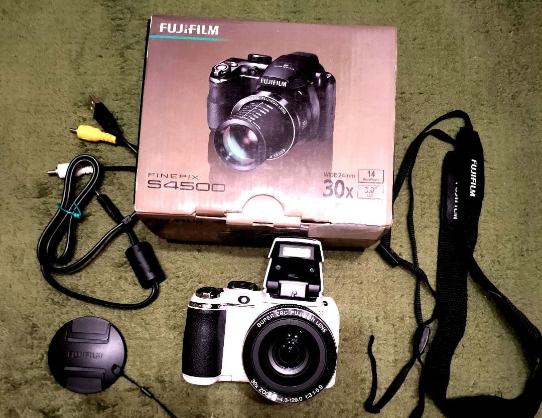 ほぼ未使用 フジフィルム FinePix S4500Xデジタルカメラ