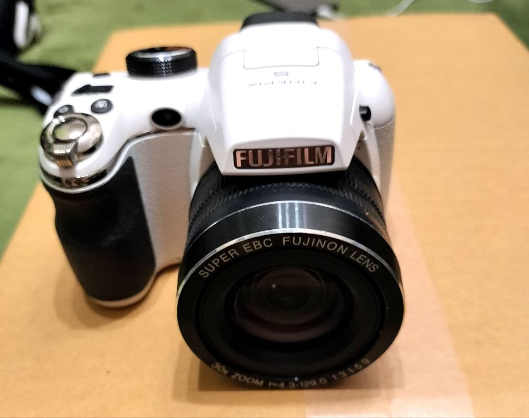 ほぼ未使用 フジフィルム FinePix S4500Xデジタルカメラ