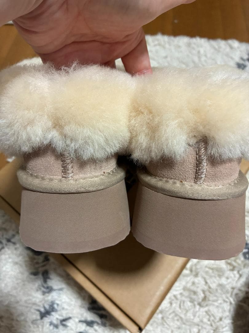 新年お値下げ❗️新品未使用UGG EVERAU厚底ムートンブーツベージュsand