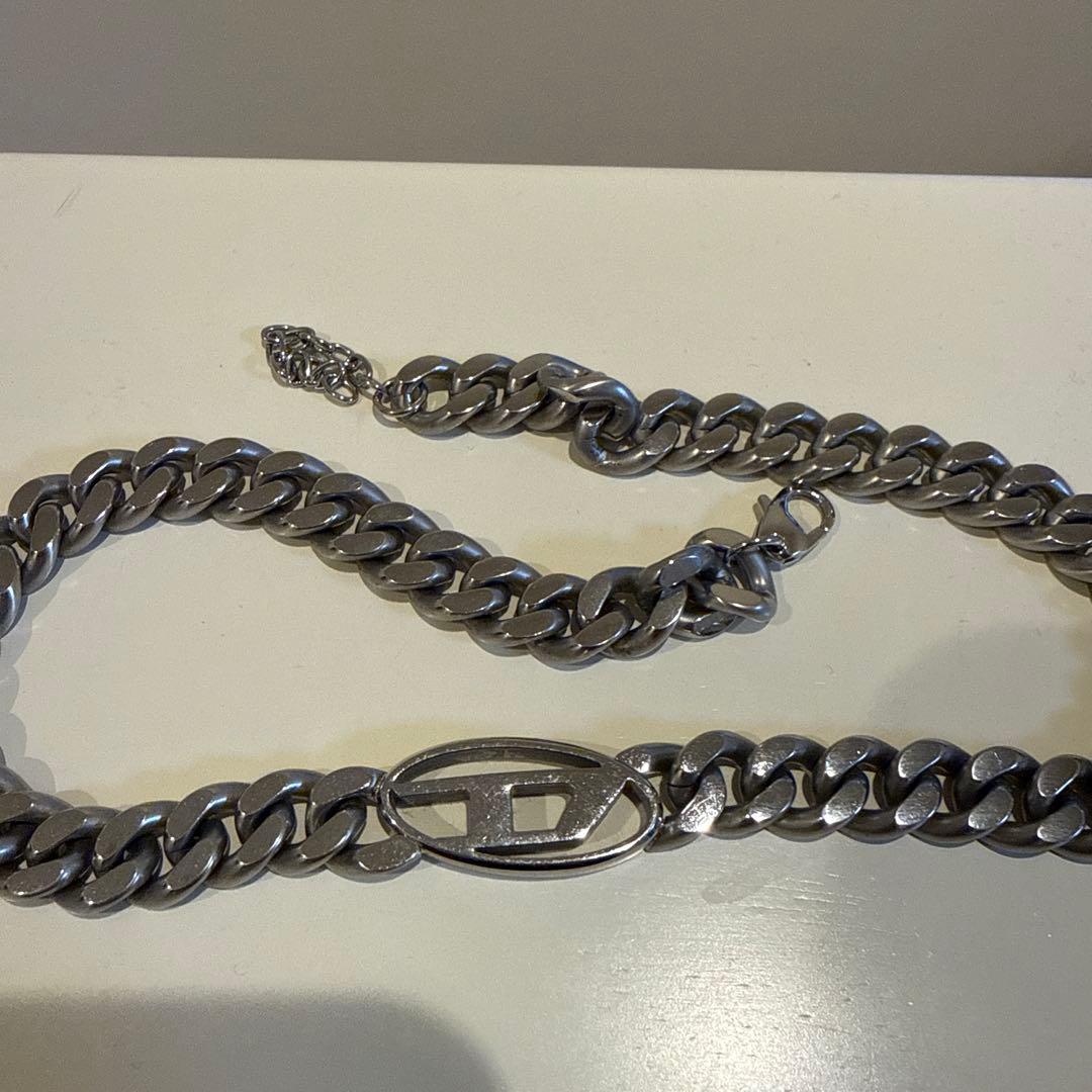 diesel チェーンネックレス ロゴ付き