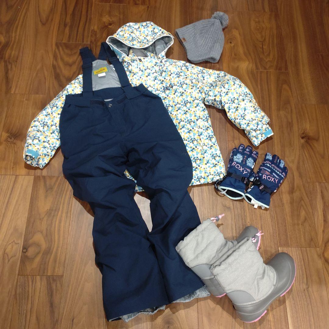 スキーウェアセット150センチ　ブーツ・手袋・ニット帽付き