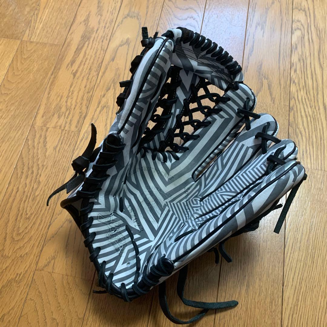 軟式グローブ ブラック/ホワイト ストライプ