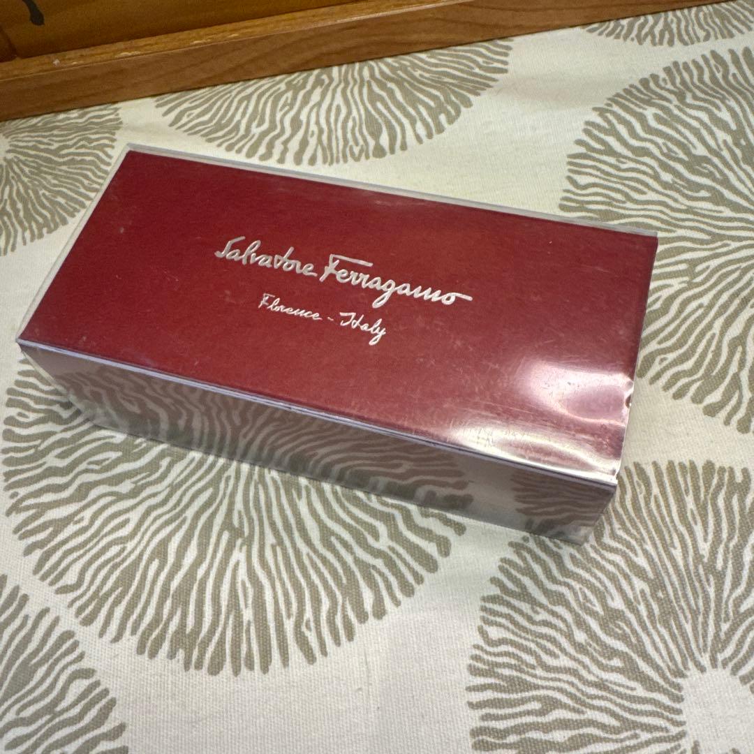 め*ん様 サルヴァトーレフェラガモのバレッタ（ホワイト×ブラック）