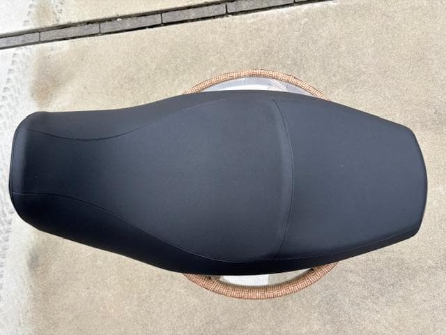 Vストローム650XT　純正ローシート（45100-28K51-BGP)