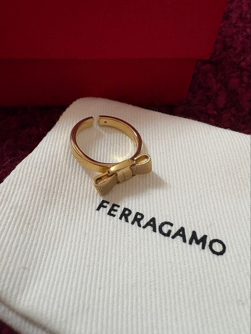 FERRAGAMO リボンモチーフリング　ヴァラ