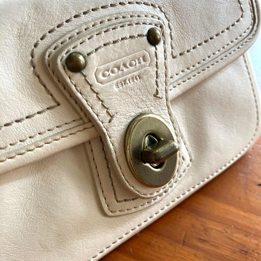 COACH アイボリーレザーポーチ