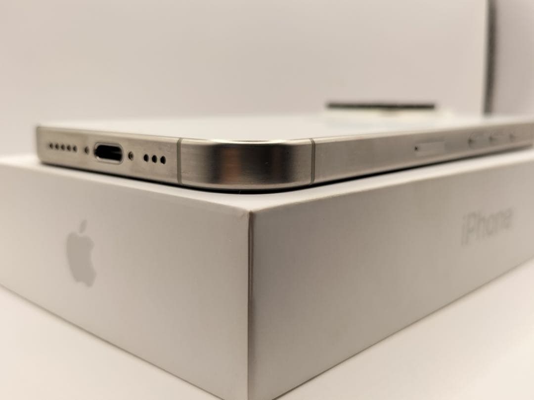 【美品】Apple iPhone 15 Pro 128GBホワイトチタニウム