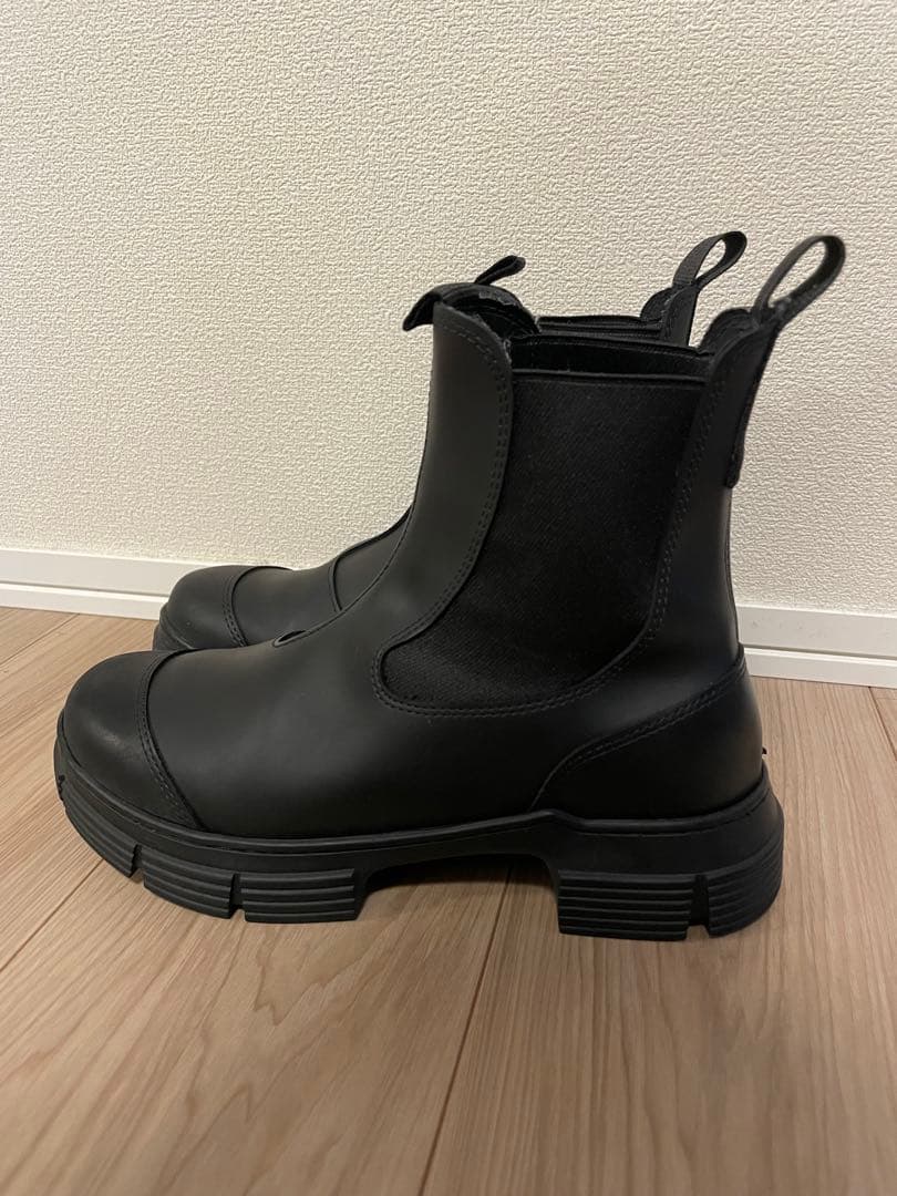 GANNI ブラックチェルシーブーツ
