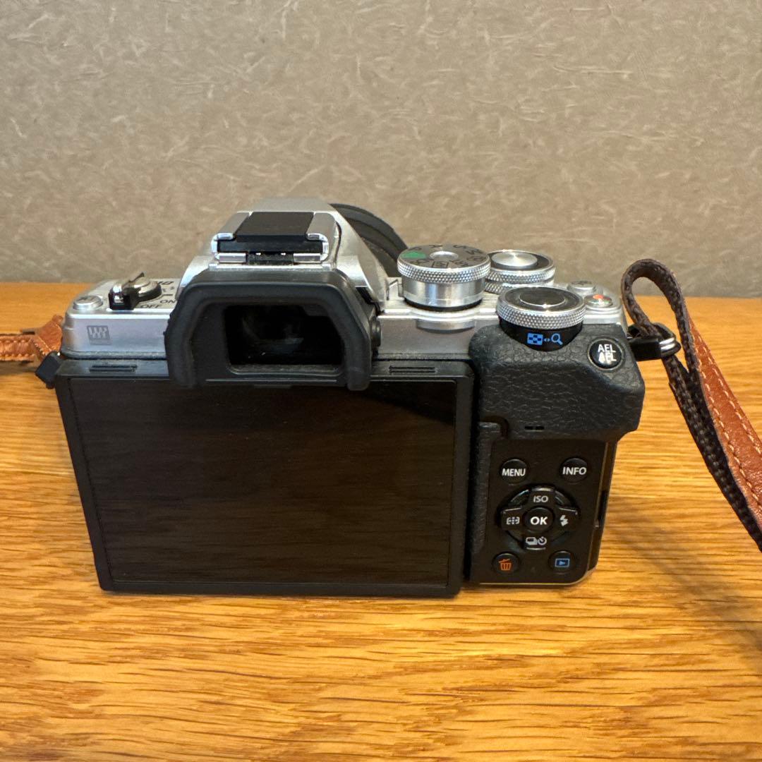 OLYMPUS OM-D ミラーレス一眼 カメラ