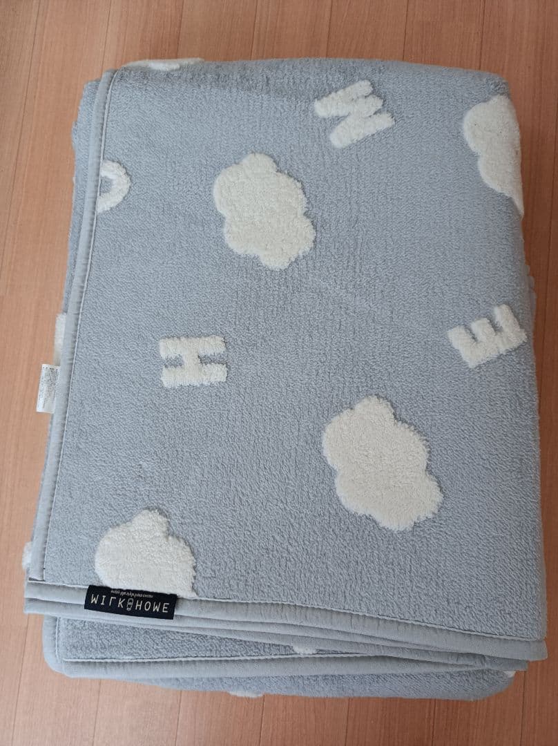 雲＆アルファベット柄ライトグレーラグ