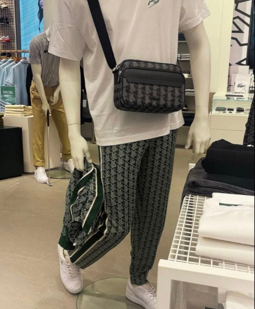 大人気ラコステボディバックモノグラム