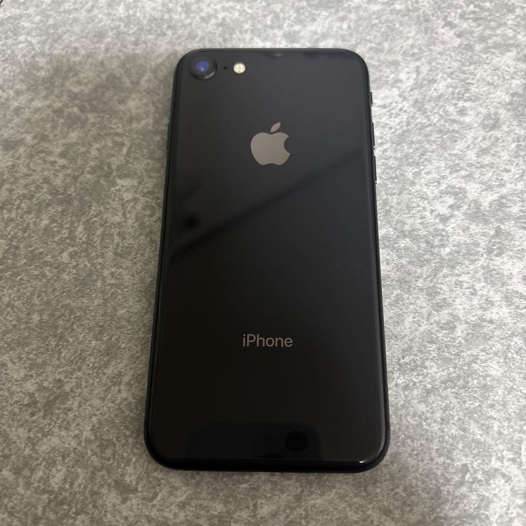 iPhone8スペースグレー64GBバッテリー残量93％