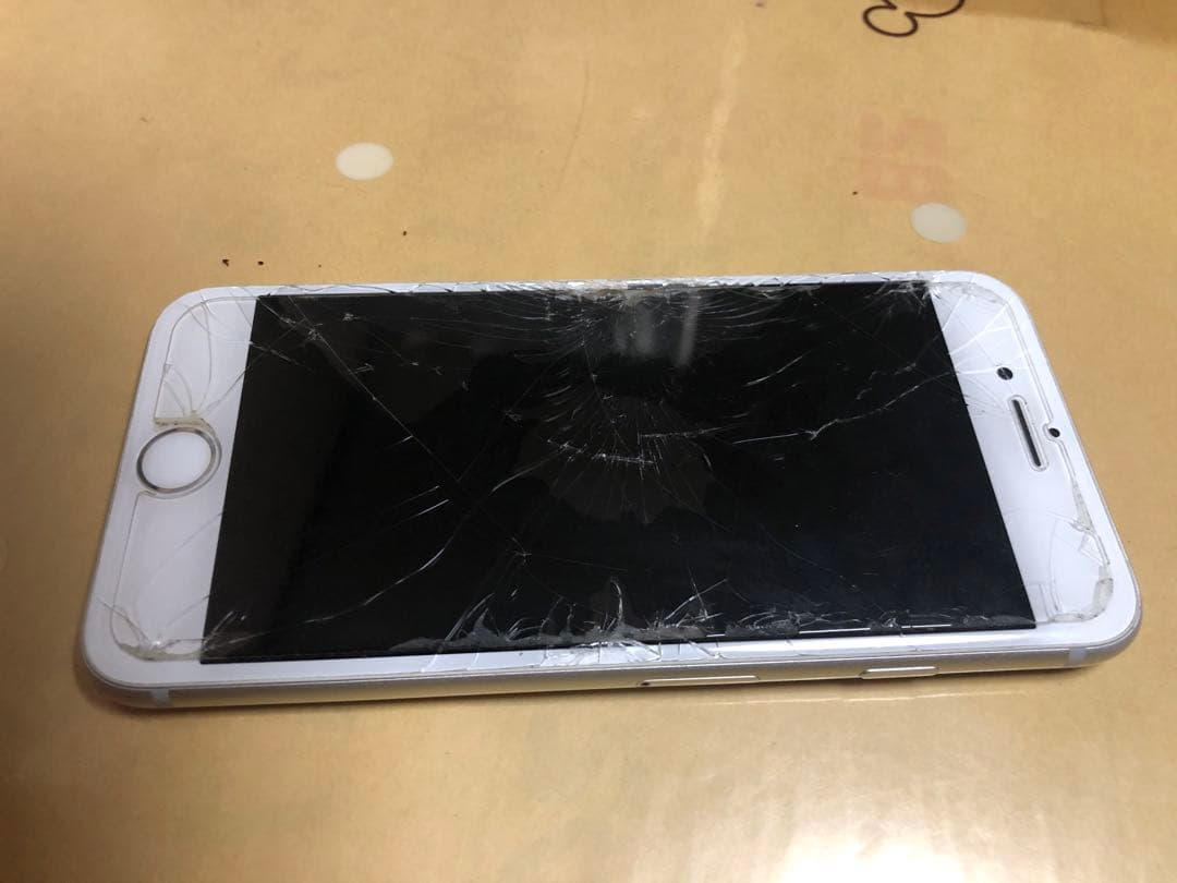 iPhone 8 ホワイト 画面ひび割れ
