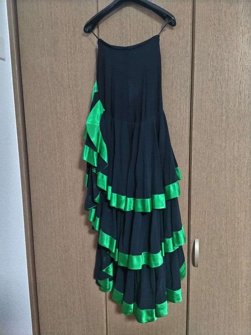 【期間限定値下げ・パソスカート有り】黒と緑のエレガントなラテンドレス