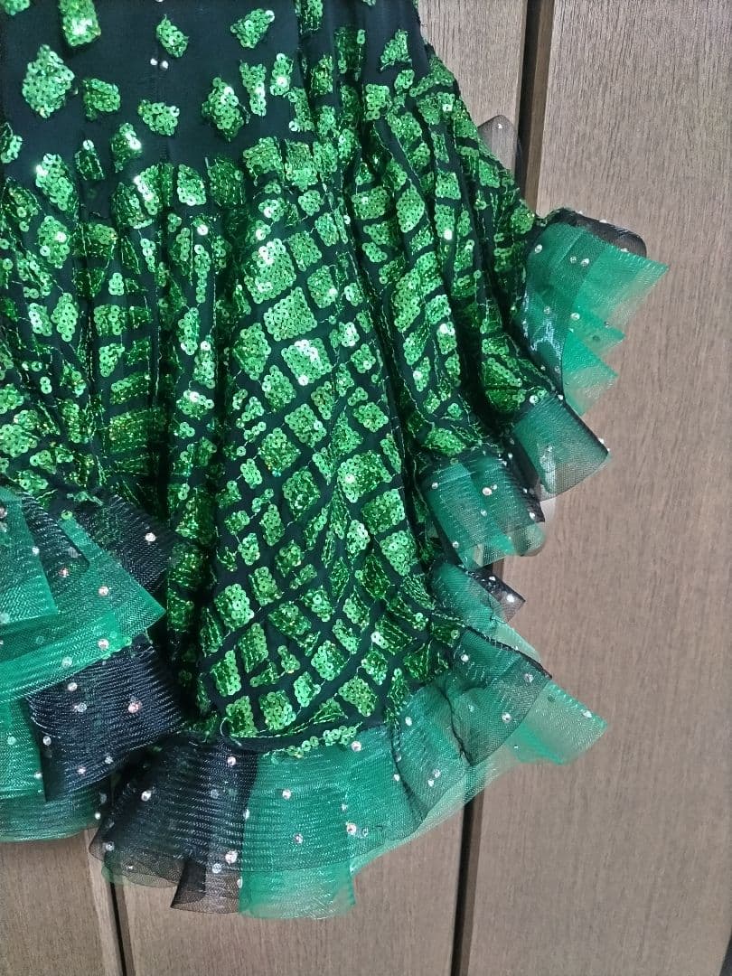 【期間限定値下げ・パソスカート有り】黒と緑のエレガントなラテンドレス