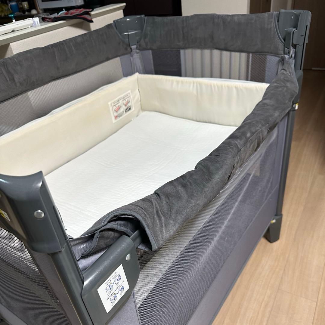 【送料無料】 アップリカ ココネルエアープラス　ベビーベッド グレー