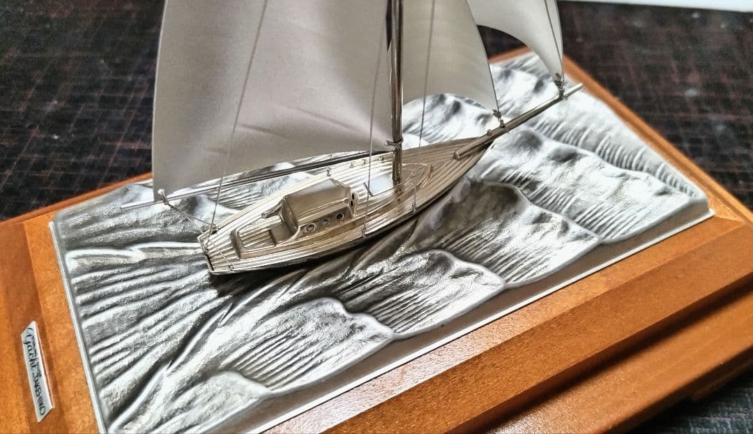 関 武比古作 銀製ヨット6号(カッター）スロープケース