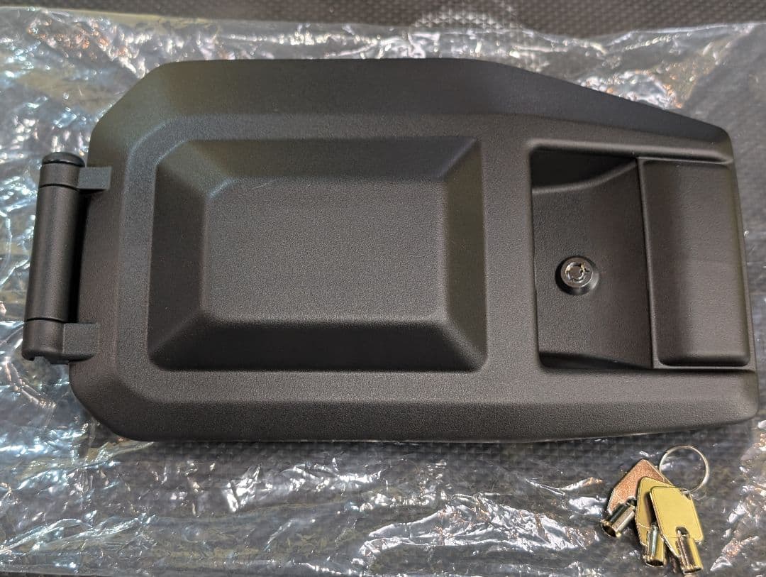 あ*い様 ランクル70再再販(GDJ76W) 尿素リッドカバー 鍵付き加工